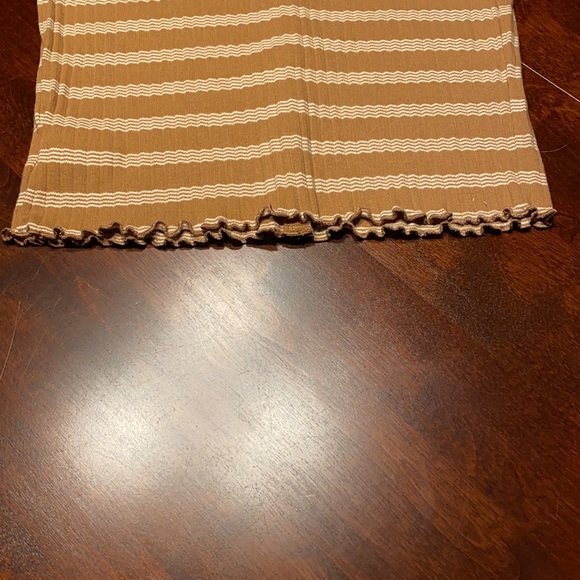 American Eagle Snap Scoop Neck Tee w Ruffle Edges - Picture 5 of 7